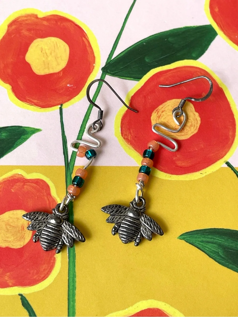 Cute silvertone & beaded dangly bee earrings wilderkind garden summer
